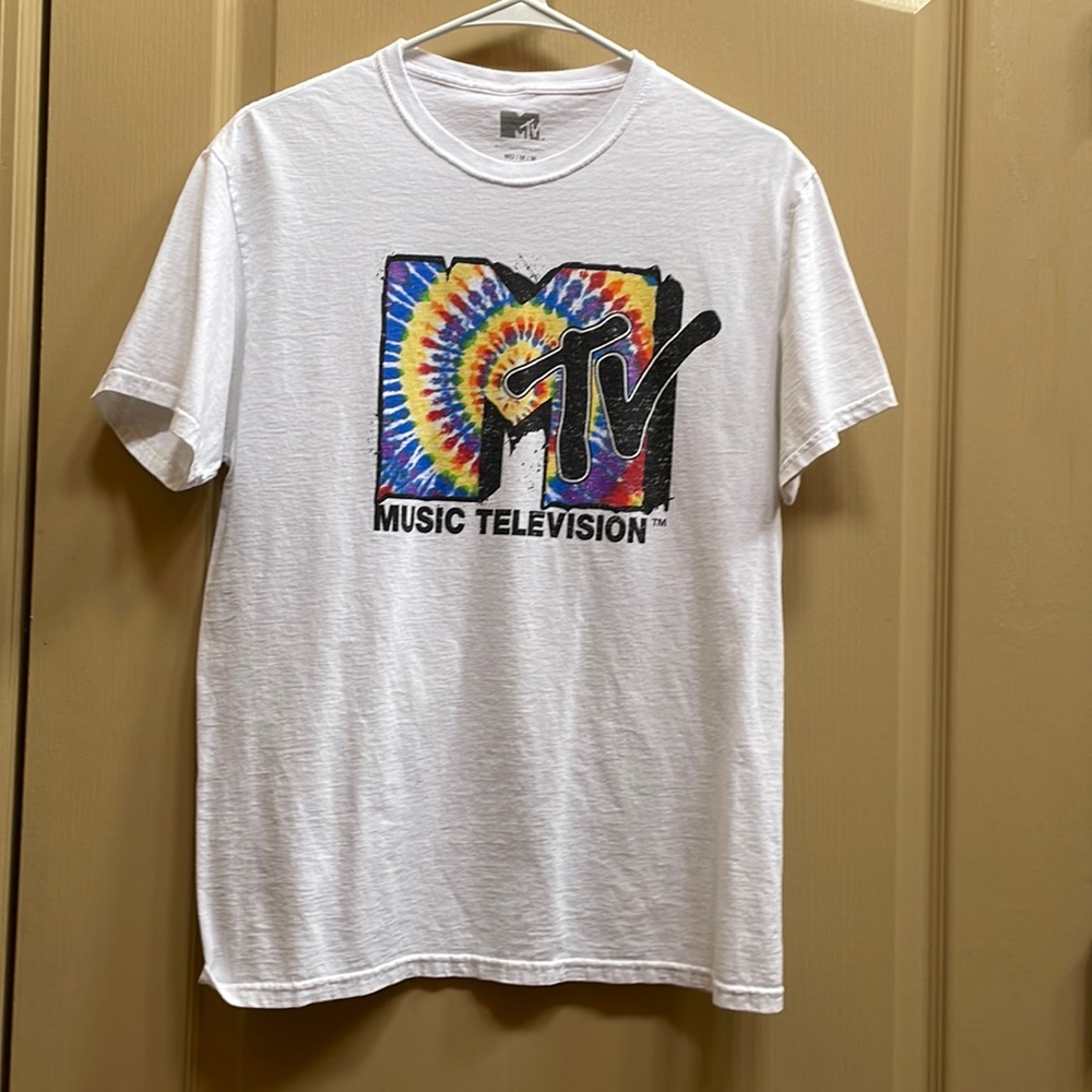 MTV shirt with a Rainbow